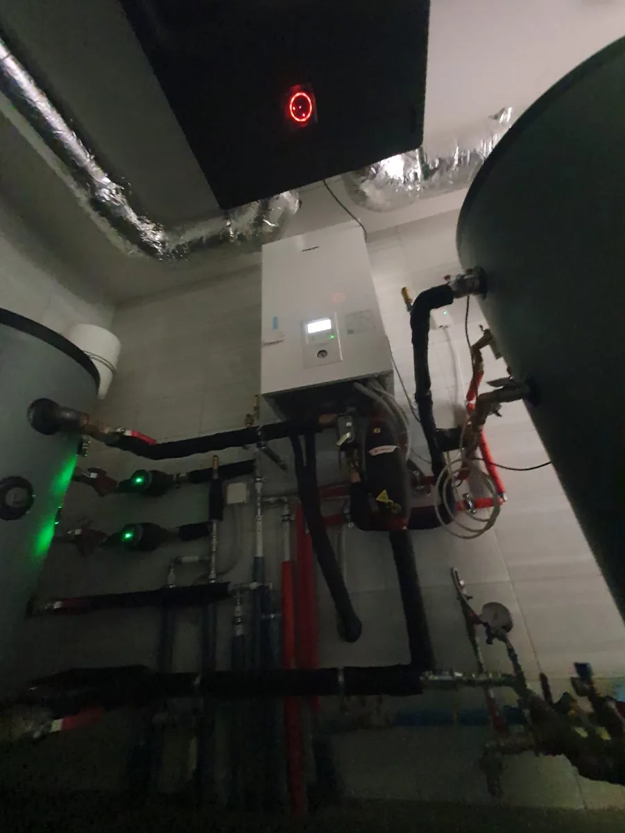 Pomieszczenie techniczne z instalacją C.O. i elementami rekuperacji